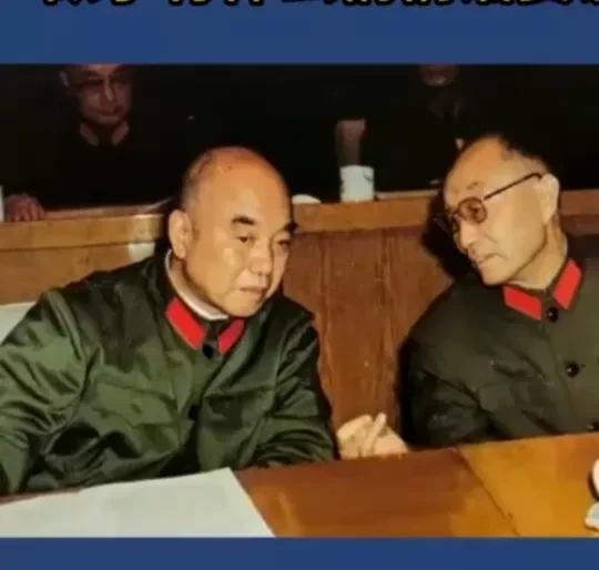 1983年2月，全军第十二次院校会议在北京隆重召开，时任国防部长的张爱萍，侧身和