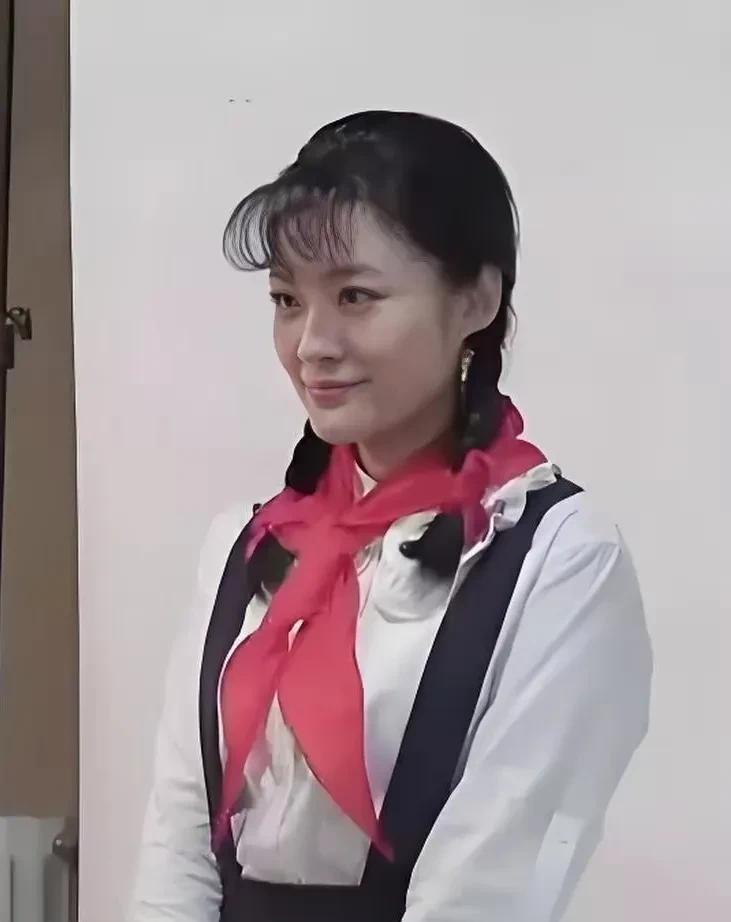 周涛这“空气刘海”难看死了，刘海长度尴尬，遮眼又影响美观，分界更是显得傻气。不仅