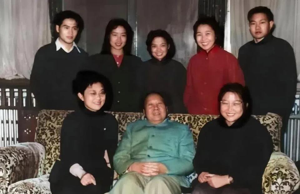 这是毛主席与家人的合影照，毛主席脸上带着慈祥的微笑，像一个和蔼可亲的老人，其她人
