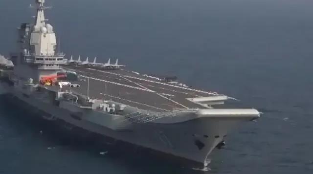 在山东舰航母面前老迈的尼米兹号选择双手抱头不敢惹其不高兴
 据环球网6月14日消