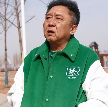 有一次于谦在逛街时看到一个耍猴的在那打猴子，于谦很心疼，上前问道：你打他干嘛呀？