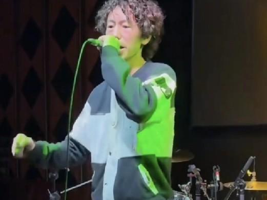 2025 年，庞麦郎南宁演唱会现场座无虚席，通道也挤满观众，荧光棒汇成星河，灯牌