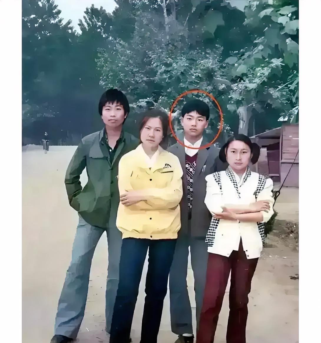 1986年，一位十二岁的小男孩和他的三位中学同学的珍贵合影，照片中这位穿着灰色小
