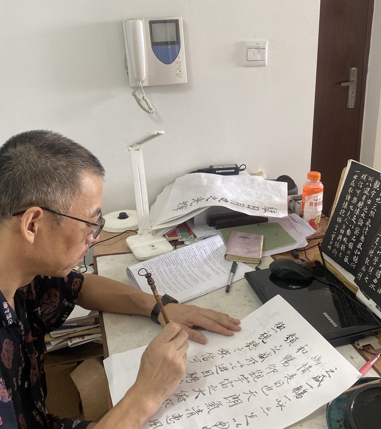 老公的手机突然响了，本来他在写字，他放下毛笔接电话，我示意他开免提。
只听一个男