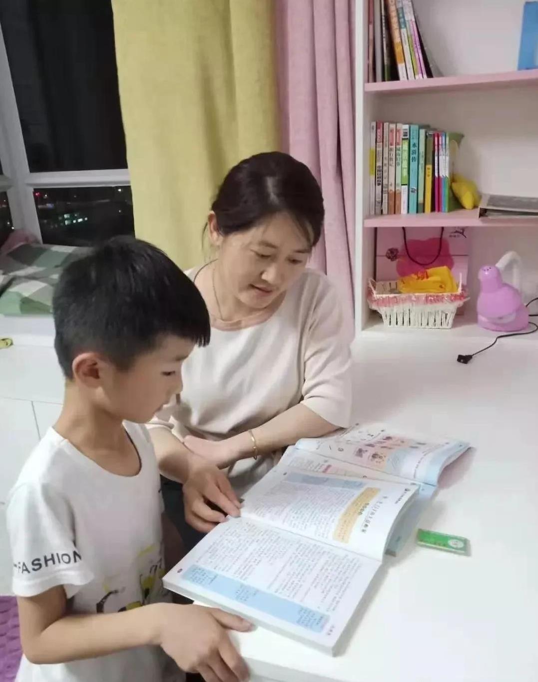 刚刚放暑假，老师就预约来家访。说暑假里一共要来20次。
好烦啊！孩子们放假了，老