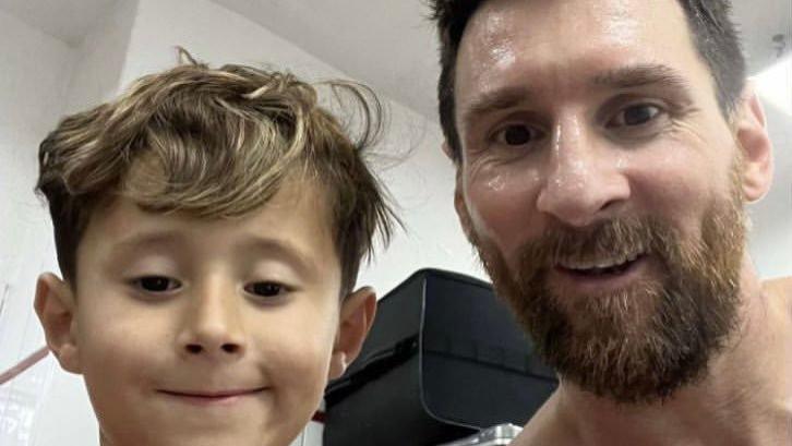 梅西为什么不会跟C罗一样打小孩子？