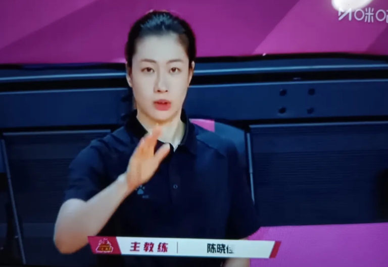 江苏女篮最美主教练决赛也就是拼了前三节球，首节24：25仅落后四川队一分。第二节