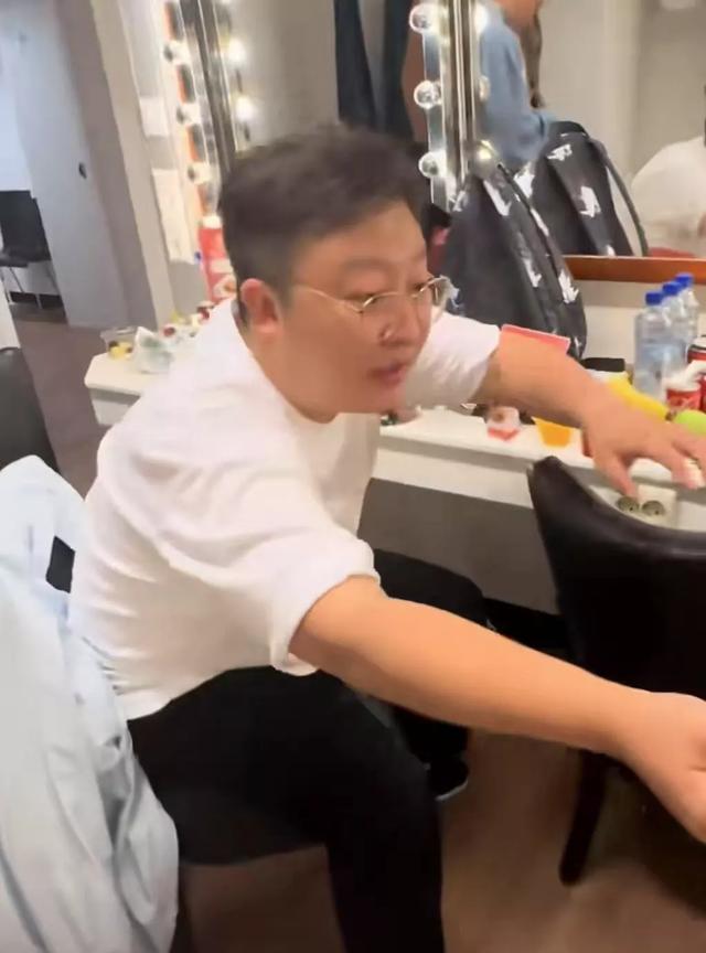 德云社后台的烟火气里，总藏着不按套路出牌的欢乐。这天张鹤伦突然心血来潮，想修整指