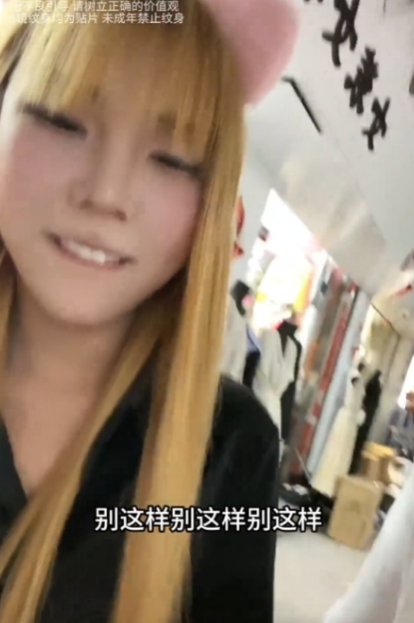 被曝光了！18岁黄头发小妹和男子约会，男子还说东西随便买，他买单，让人没想到的是