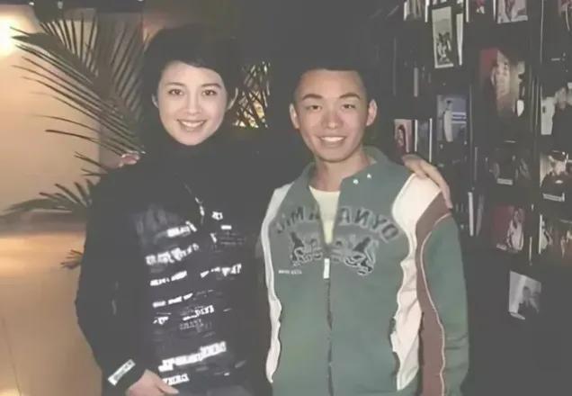 王宝强，从资料上介绍，出生于河北农村，6岁开始习武，8至14岁在少林寺做俗家弟子