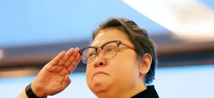 [浮云]韩红问一唱歌的相声演员：“我问点行话，拜了谁的师傅？”选手：“我先生李金