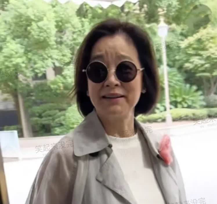 这是路人拍到的林青霞的真实容颜，气质非常好，但实话实说也不年轻了，和她年龄很相符