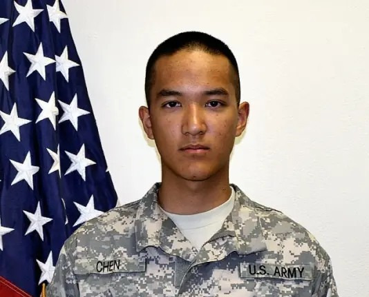 华裔士兵遭欺凌身亡











美国华裔士兵陈宇晖为融入美国社会参军，