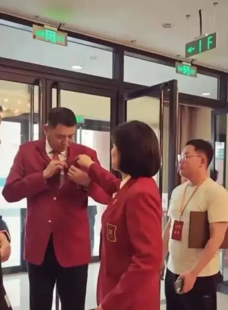 我心目中:中国女篮最佳领导班子成员如下:

领队--刘玉栋

主教练--