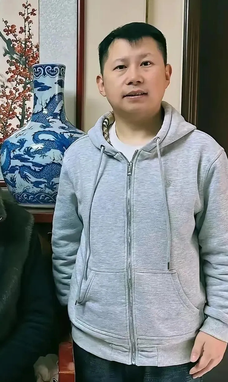 何云伟身高与相声水平











何云伟的身高一直是个谜！有人说他矮，