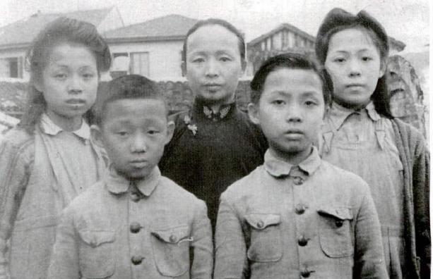 1949年，国军将领谢晋元遗孀带着几十名老部下在街上流浪，陈毅在得知以后，立马暂