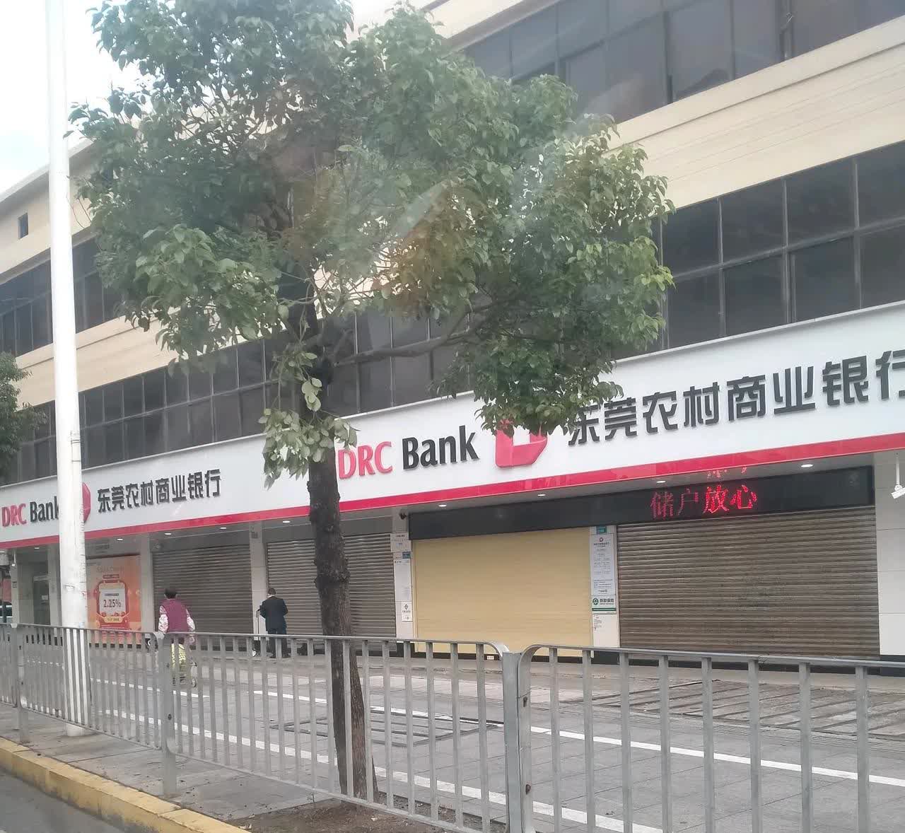 广东东莞，有一名女子驾车出行，发现路边一家银行的门前，有一名60多岁的老大爷在开