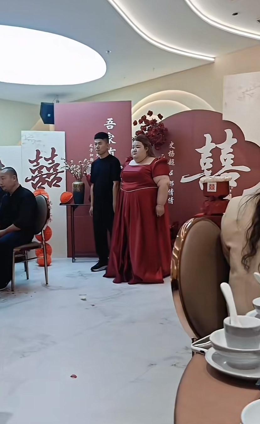 新郎聪明人，知道花一样钱，挑个大的。
