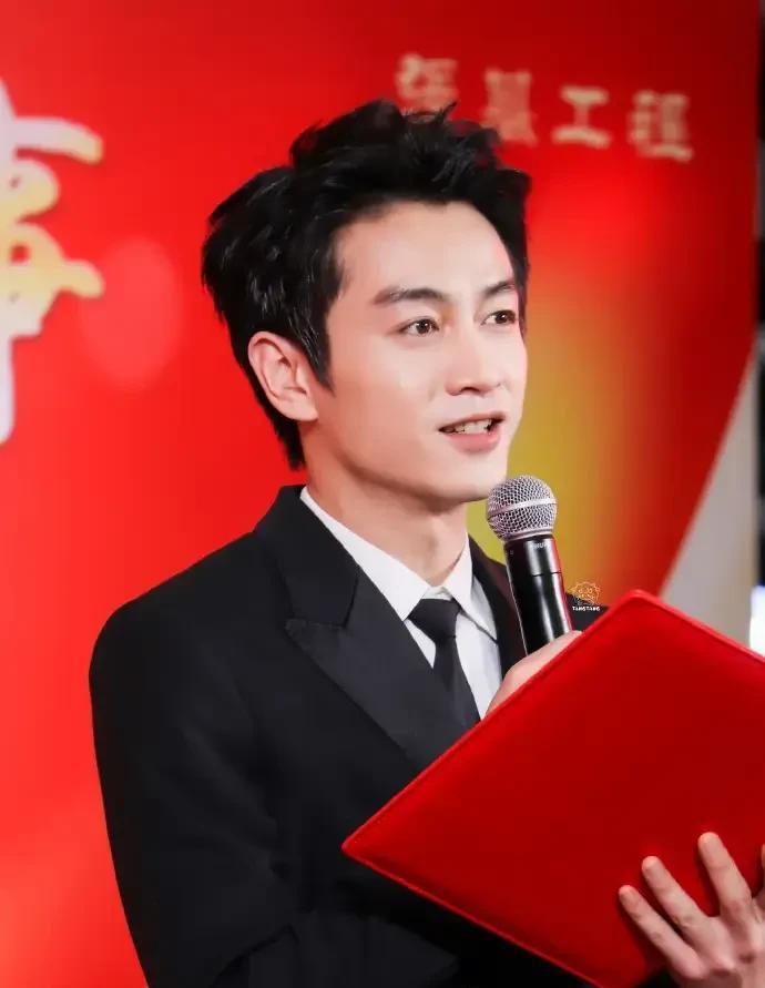 曾经，主持人问陈晓为什么没随潮流办单身派对，他说 “因为我不留恋单身”。
求婚选