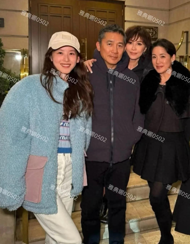 站在京东老板娘章泽天旁边的梁朝伟社恐属性大爆发身体僵硬不敢动