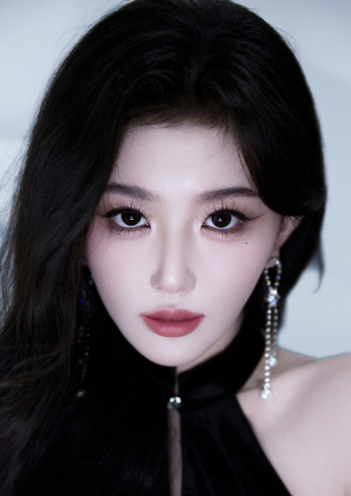 孔雪儿的 All black妆造，跳一首黑色圆舞曲！