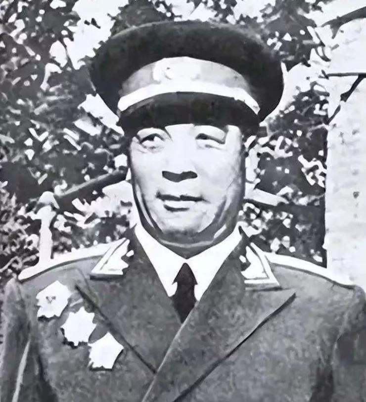 1955年时，四野名将聂鹤亭原拟被授予中将军衔，但他对此有些个人情绪，他是粟裕的