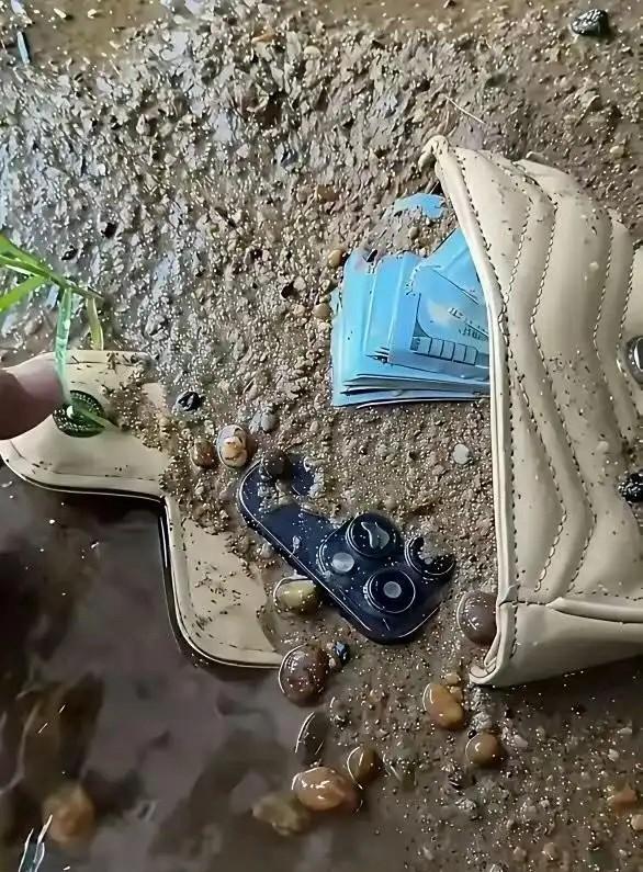 常在河边走，哪有不湿鞋，看看我捡到了什么，请问这是是哪国的货币？
#河边的散步#