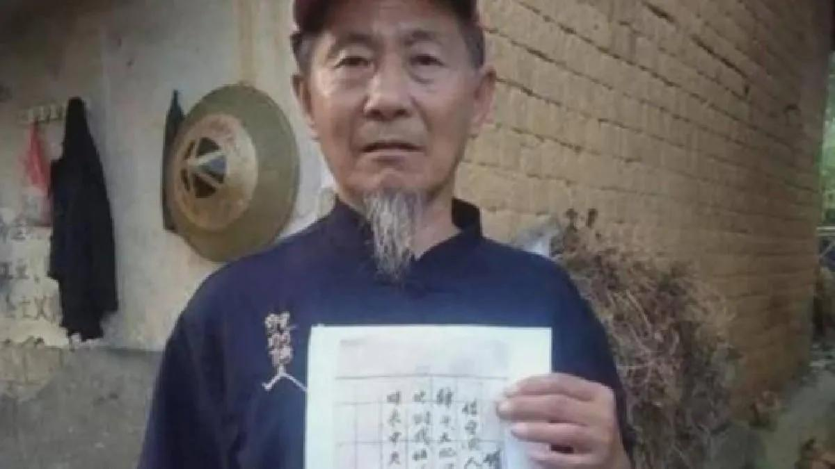 1981年，郭建英大爷来到一幢办公大楼前。工作人员上前询问后，郭建英掏出一张破旧