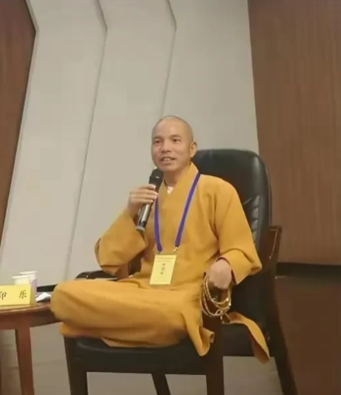 这届网友太可怕了，
印乐住持刚刚到少林寺上任一天，
家底就全被挖出来了，原来印乐
