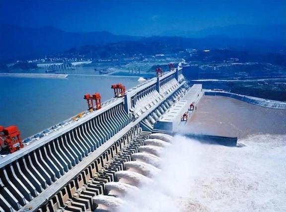 “三峡大坝建成后，迟早要被炸掉。”1992年，说出这句骇人听闻的话的不是别人，正