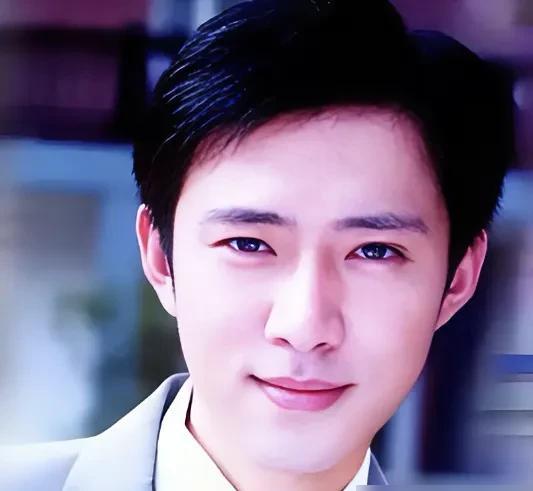高鑫这个美男子祖上阔得离谱，外公舒适30年代在上海滩开豪车横着走，外婆慕容婉儿是