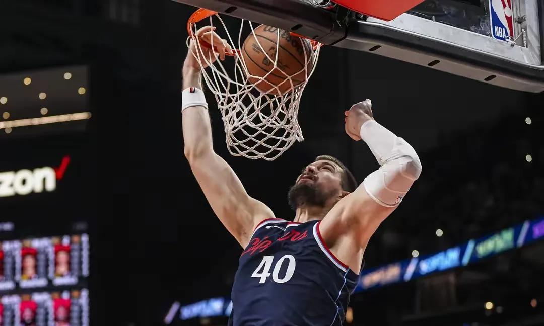 #nba# 一个人对抗勇士内线啊，祖巴茨这实力太恐怖。
面对勇士，祖巴茨真的统治