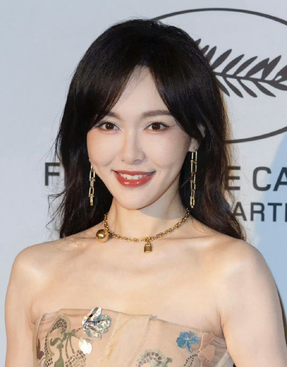 唐嫣亮相戛纳女性电影晚宴的生图状态太能打了，那身抹胸花朵刺绣高定礼服把东方美人的