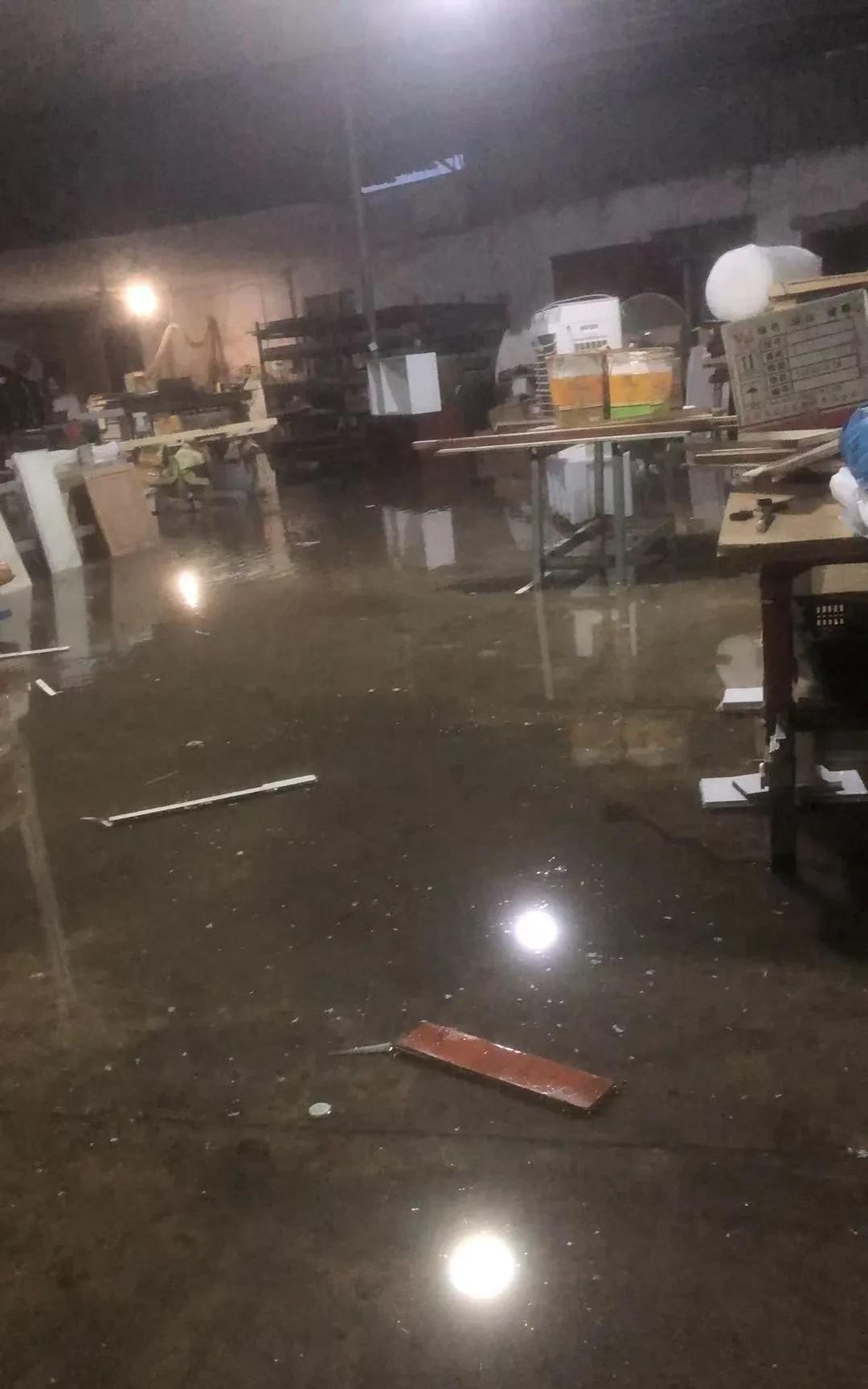 一场大雨厂房被泡了，
真是屋漏偏逢连夜雨，
本来生意都不好做，
这场大雨多多少少