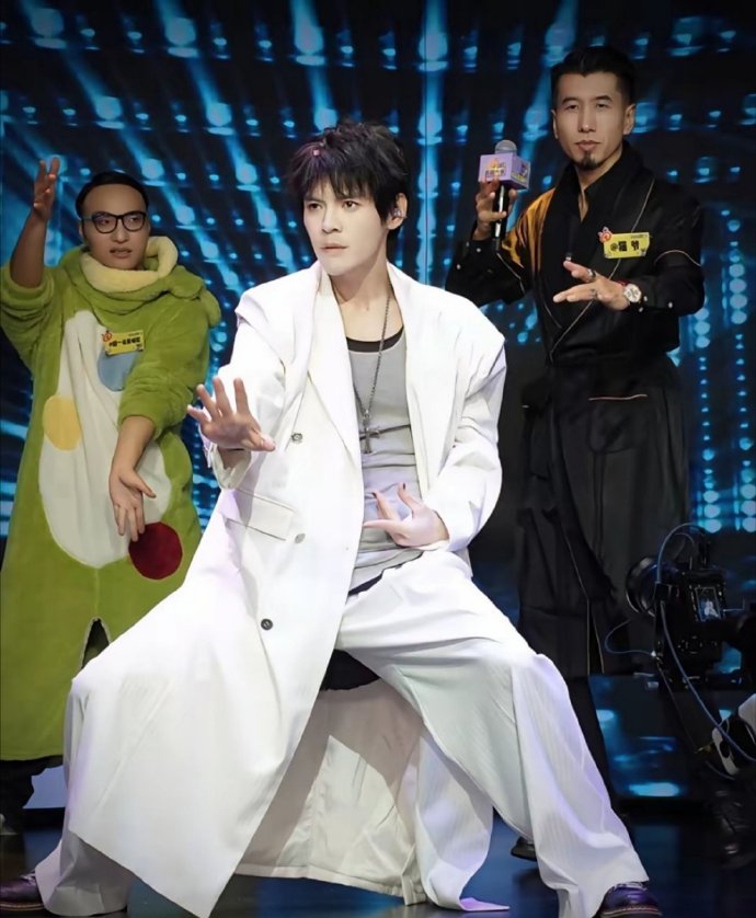 向佐的改变真的很大呀！剪了个短发，整个人清爽了很多。 ​​​