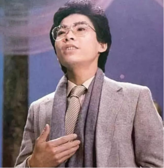 1984年，当歌手张明敏知道自己的国家拿到了亚运会的主办权，但是资金不够只剩下六