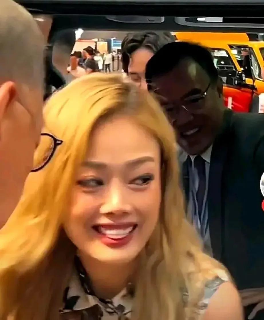 u1s1这眼镜男才是真·高危职业！前有杨老板死亡凝视，后有网友扒出他去年还被某女