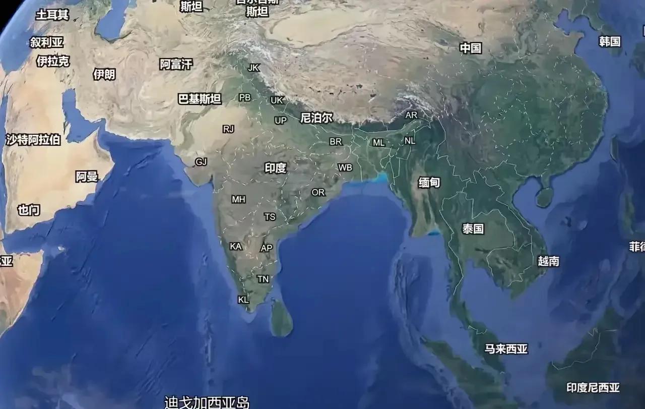 战略要道！
美国七架B-2轰炸机、加油机及大型运输机等重量级战略装备，已集结于印