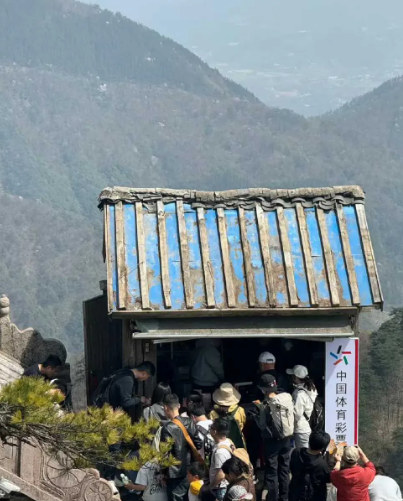 烧香祈福再碰碰运气，合情合理。

把彩票店开在这里真他娘的是个天才
