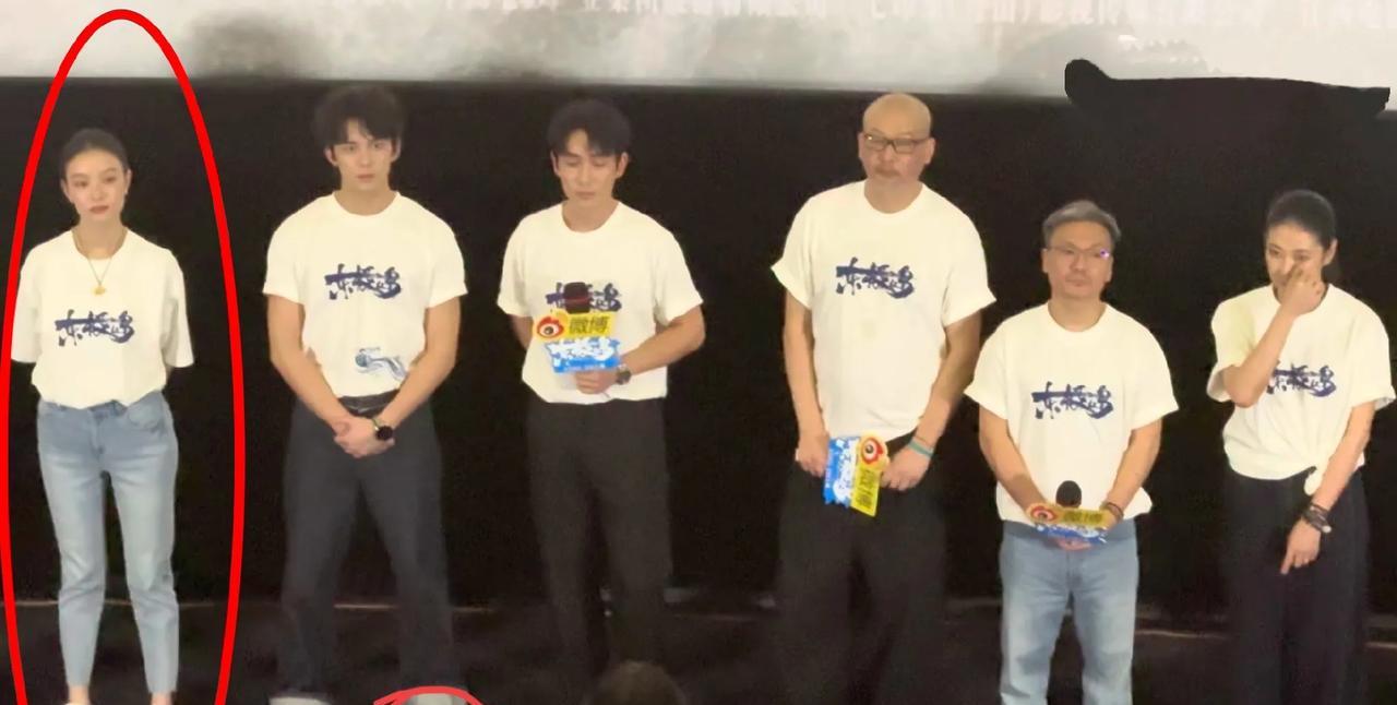 什么叫身材比例好？看电影《东极岛》首映礼上的倪妮就知道啦！
即使穿着平底鞋依然完