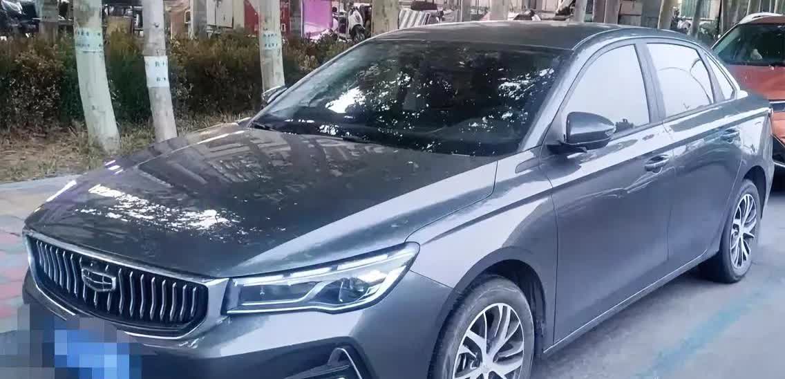 当时比亚迪秦刚刚大降价，七万
但是没听劝，买了吉利帝豪，六万落地
手动挡，油