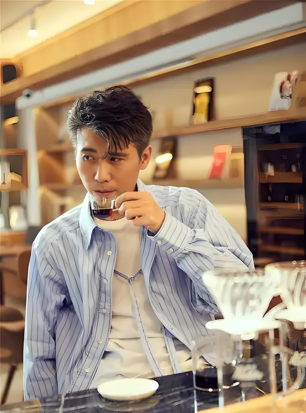 #明星#
也不知咋的，最近，在娱乐圈，一位名叫李乃文的影视演员，忽然间，爆火了起