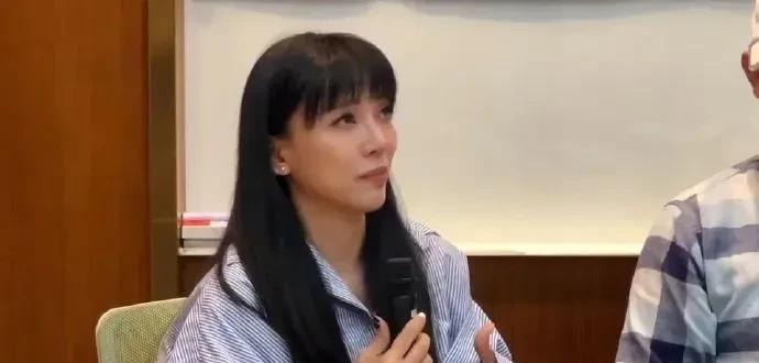 离婚2年后，王力宏前妻李靓蕾罕见现身，以建立儿童工作证制度联署发起人身份参加，神