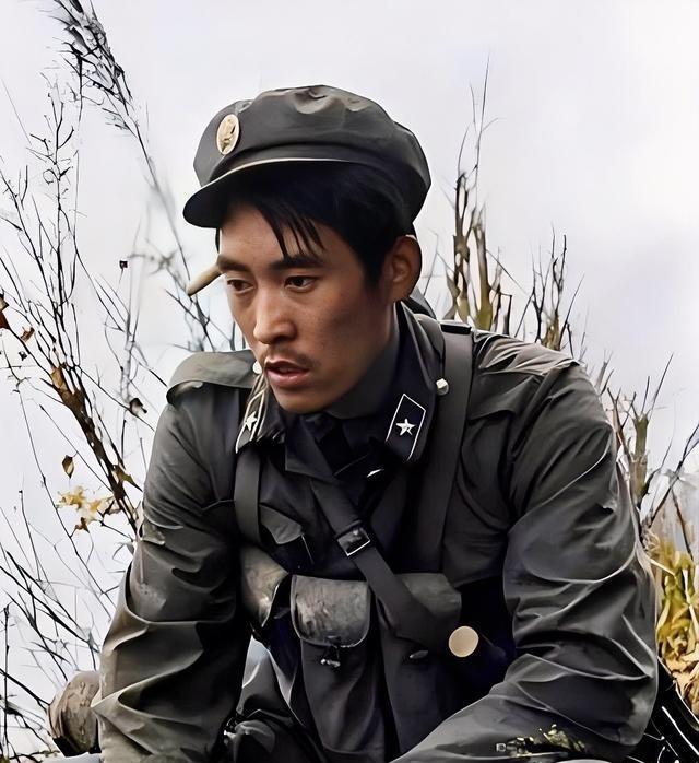 1988年，两山轮战期间，刚刚从战场上下来的英雄连长邱枢。此时，他背着冲锋枪，腰