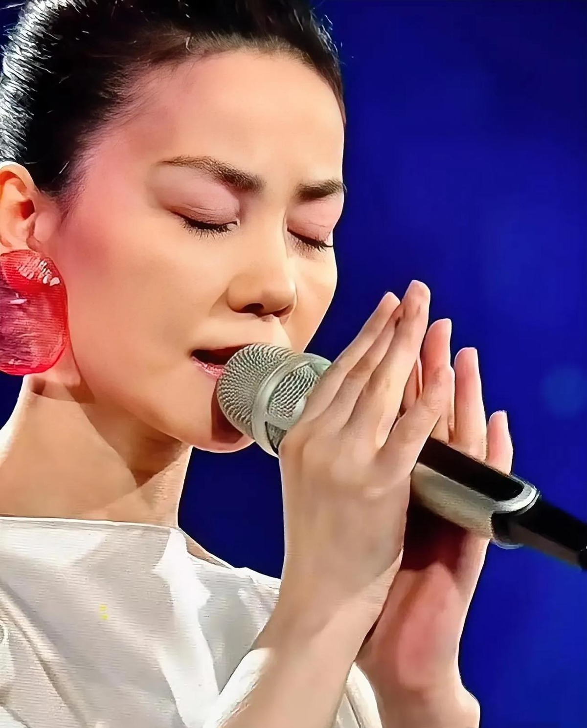 王菲离婚因李亚鹏投资失败











天后离婚，惊掉下巴！一代歌后王菲