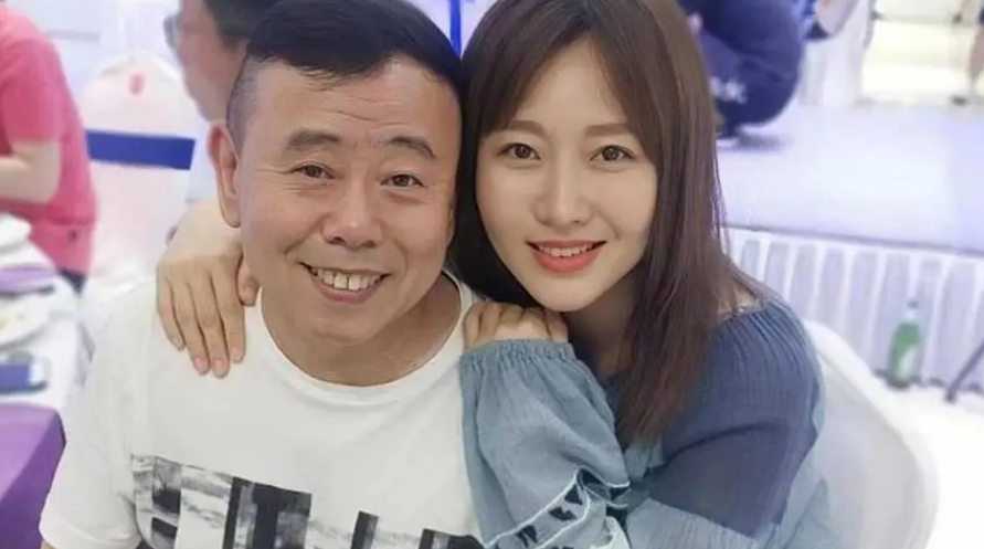 2012年，身价10亿的石磊娶了潘长江的女儿潘阳，刚谈恋爱时，石磊就送了辆380