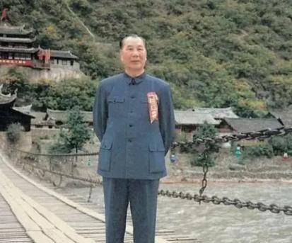 1939年11月，杨成武半夜发现一名战士在路边小解且姿势古怪，上前查看后他立即转