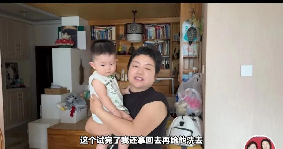 海萍姐姐这个亲家是真不孬。
他们回北京了，两口子第一时间到家里，还给外孙子买了一