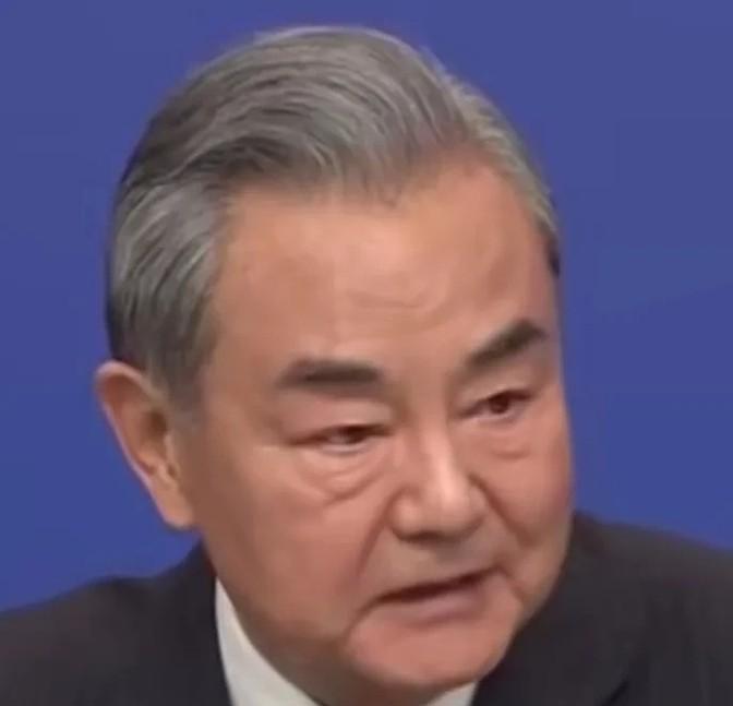各位是否留意到，近期王部长在新闻发布会上略有调整。  以往答复完毕，译员随即进行