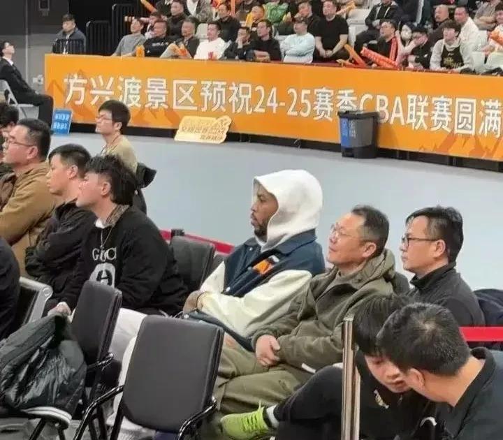 今晚广东男篮男篮客场94-110不敌广厦男篮，两连胜被终止。比赛中广东大外援莫兰